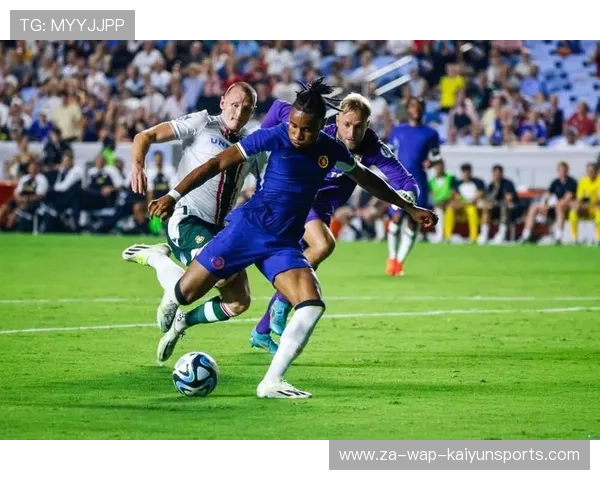 切尔西恩昆库插上背身做球助攻队友破门，展现惊艳技术与团队协作